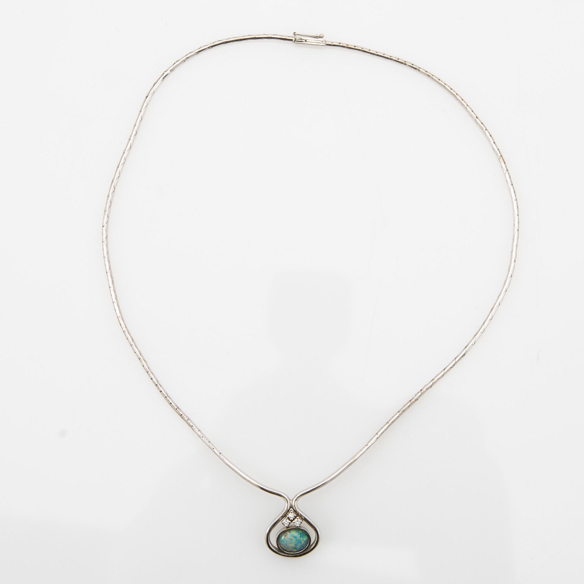 Collier, 18K vitguld med opal och briljantslipade diamanter.