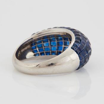 En ring med carréslipade safirer 6.28 ct enligt gravyr.