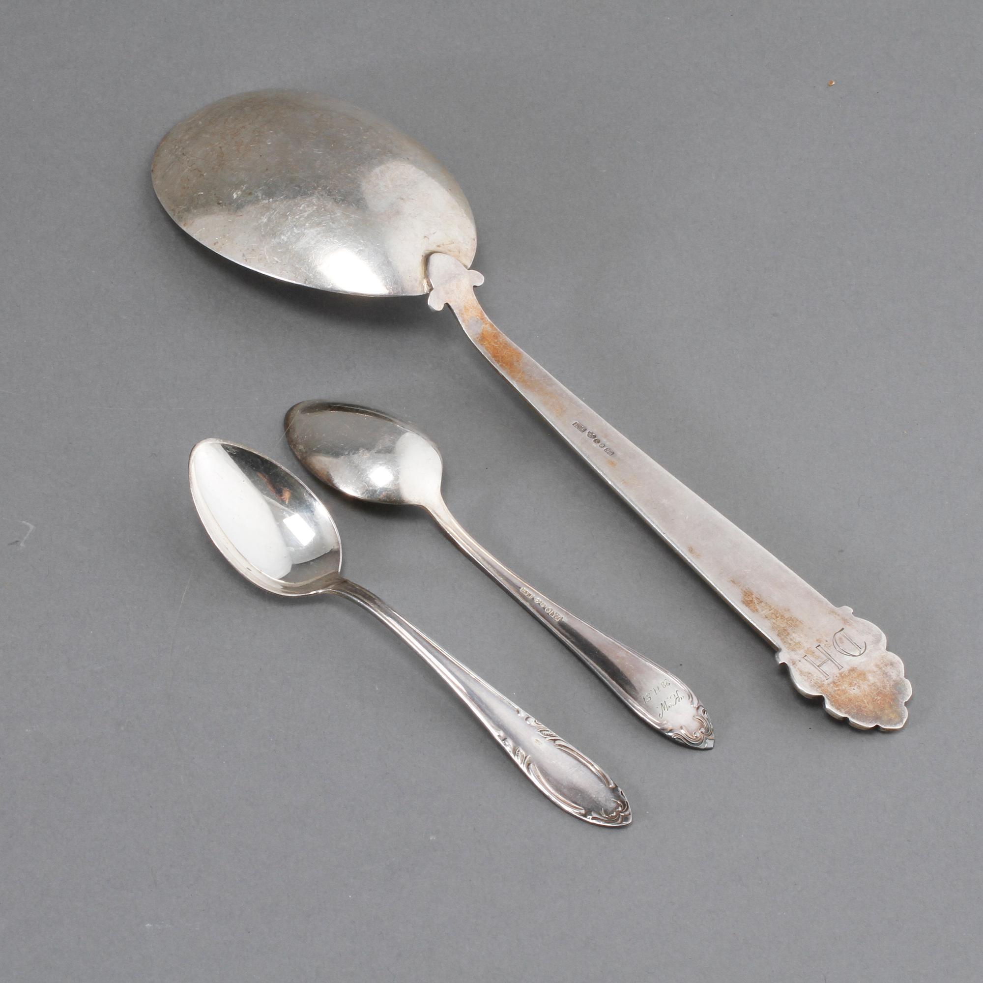 SERVERINGSSKED, samt TESKEDAR, 11 st, silver, 1939 respektive omkring 1900-talets mitt. Vikt 263 gram.