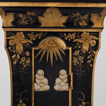 Golvur ur prins Carls samling, senbarock, signerat Peter Knapp Karlshamn N:o 41 (urmakare i Karlhamn, burskap 1749).