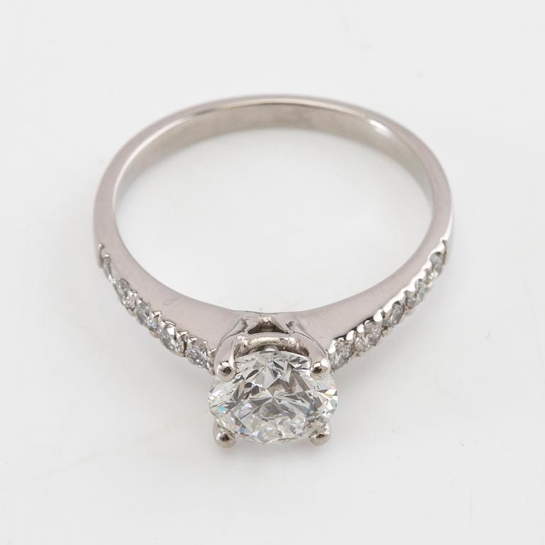 Ring 950 platina med GIA-inskriberad diamant ca 1,27 ct.