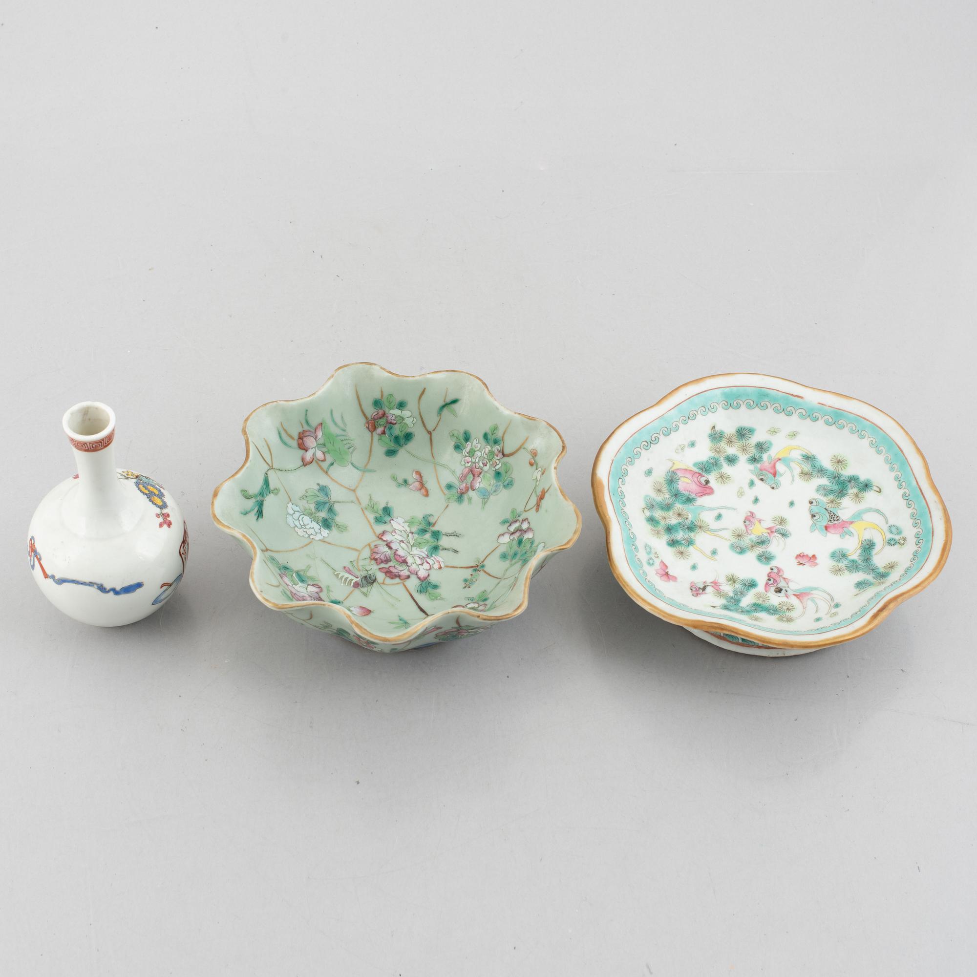 Five Chinese porcelain pieces, late Qing dynasty and 20th century.