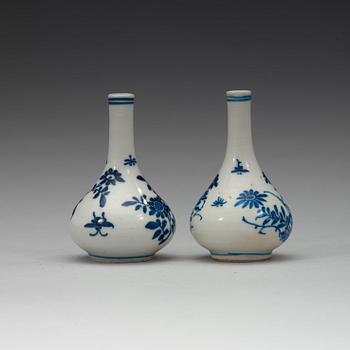 A set of two blue and white miniature vases, Qing dynasty 19th century.