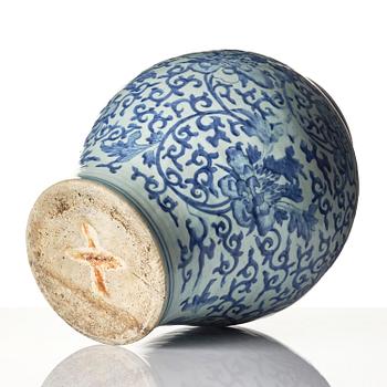 A large blue and white jar, Transition, 17th century.