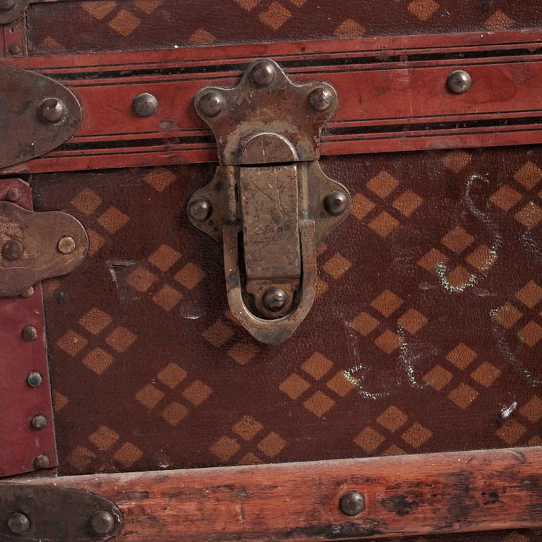 AUX ETATS UNIS, a Monogram canvas trunk, early 20th century.