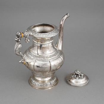 KAFFEKANNA, silver, senempire/nyrokoko, sannolikt Carl Fredrik Hultbom, Stockholm 1841. vikt ca 704 gram.