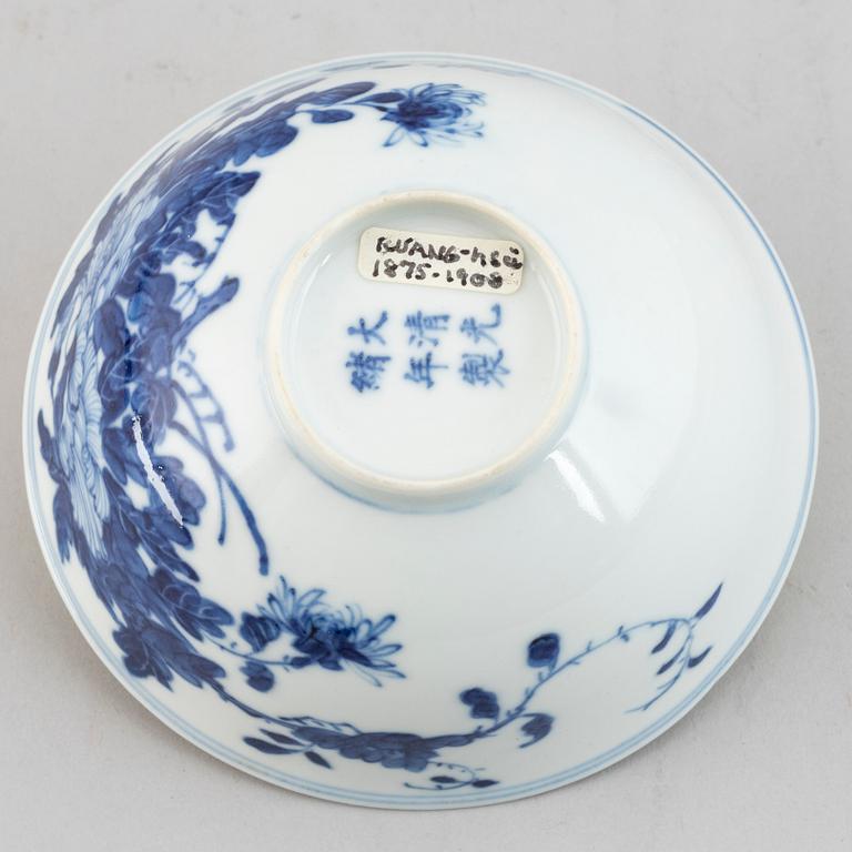 A blue and white bowl, Qing dynasty, late 19th century, with Guangxu mark to the base.