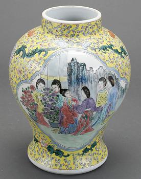 URNA, porslin. Kina, 1900-tal.