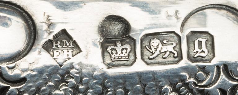 A SILVER VASE FROM SHEFFIELD, England, 19th century, weight ca 490g.