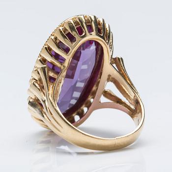 A synthetic alexandrite ring, 18K gold.