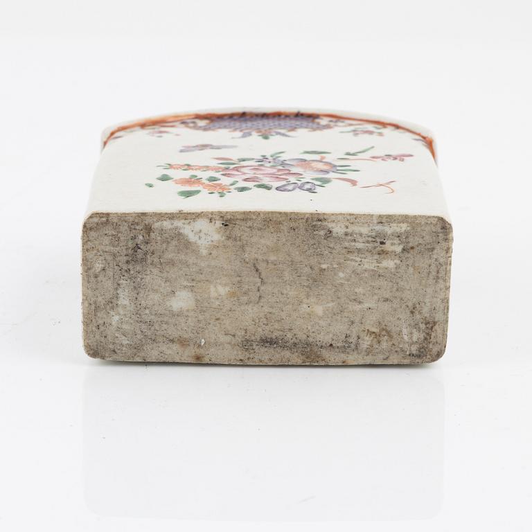 A famille rose tea caddy, Qing dynasty, Qianlong (1736-95).