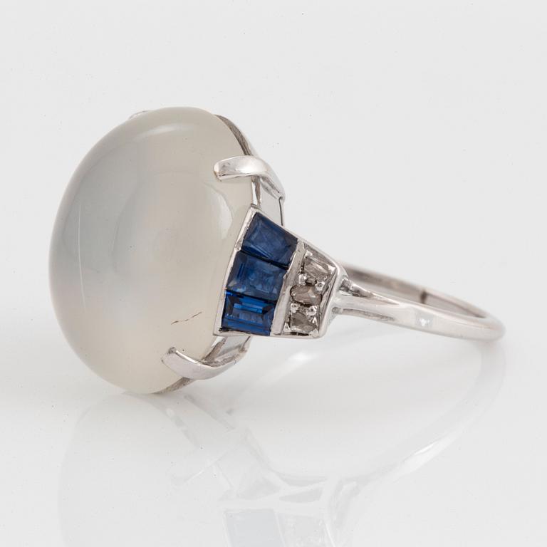 A ring set with a cabochon-cut moonstone ca 20.00 cts.