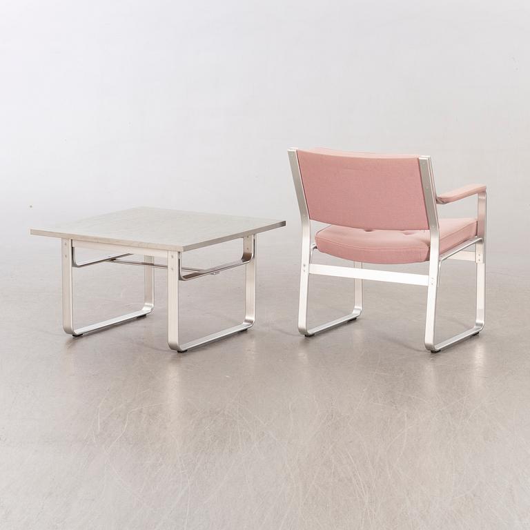 KARL ERIK EKSELIUS, soffbord samt karmstol, "Mondo", JOC möbler, Vetlanda, 1900-talets andra hälft.