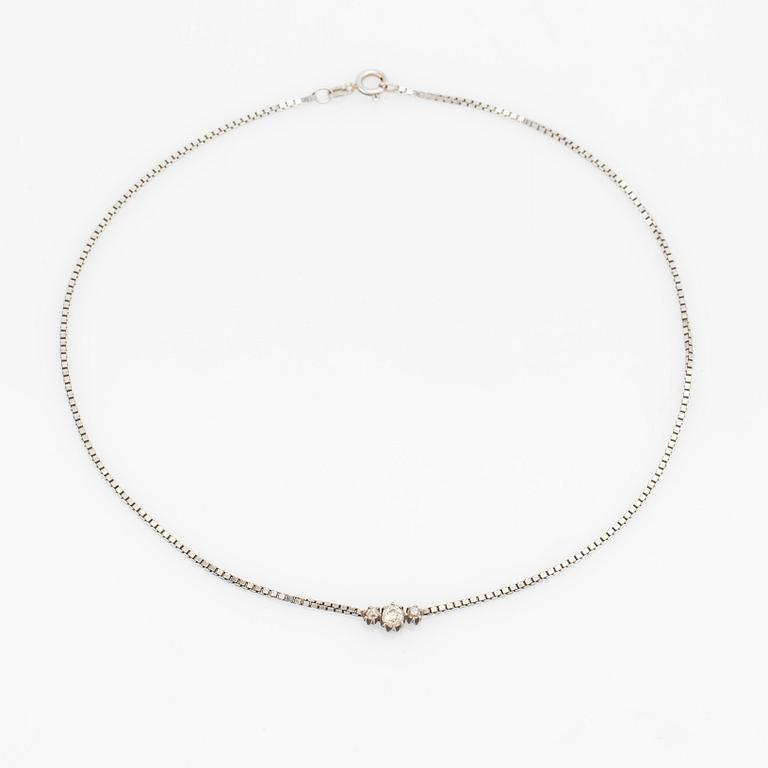 Collier, 18K vitguld med tre briljantslipade diamanter.