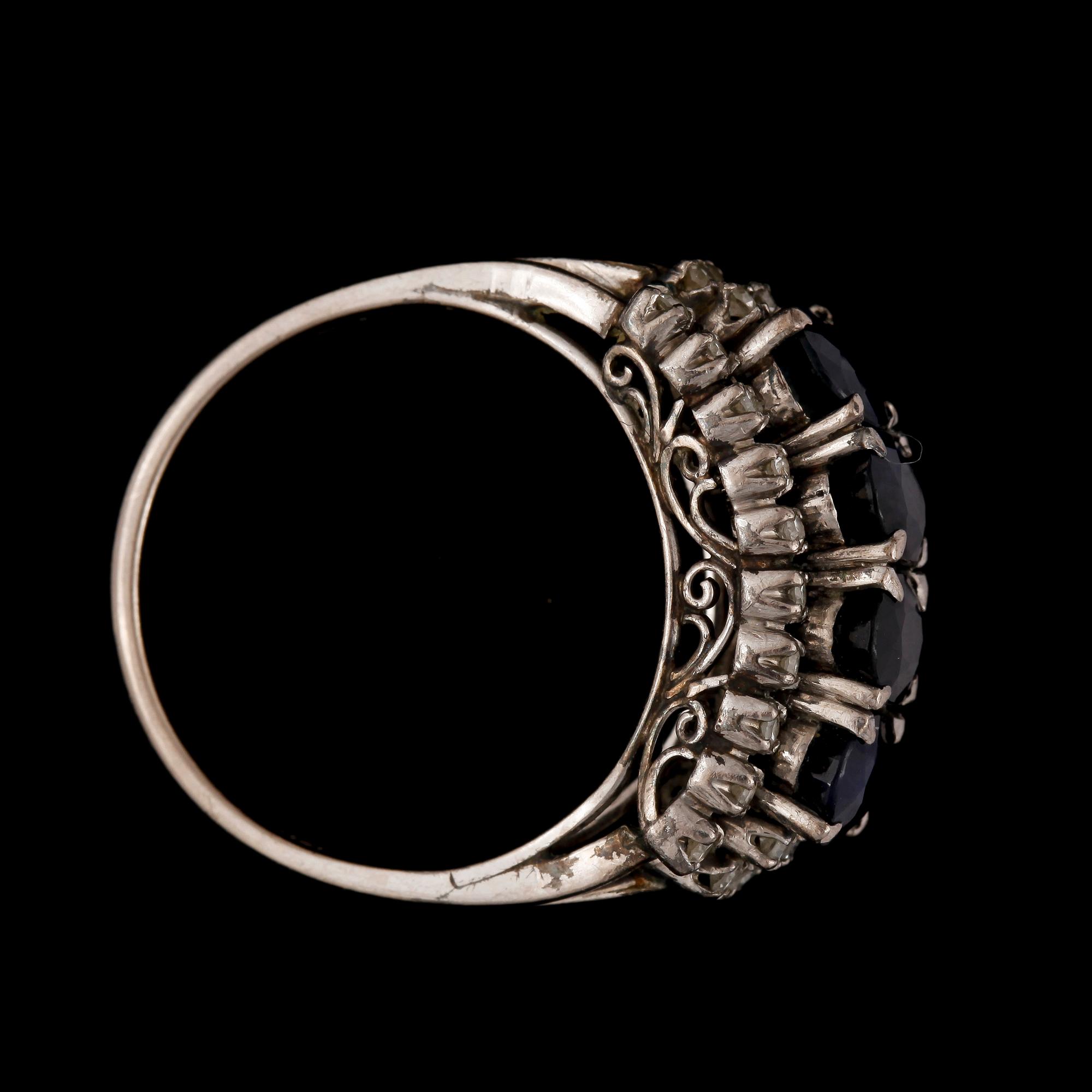 RING, 18k vitguld med ovalslipade safirer och briljantslipade diamanter, tot ca 0,25 ct.