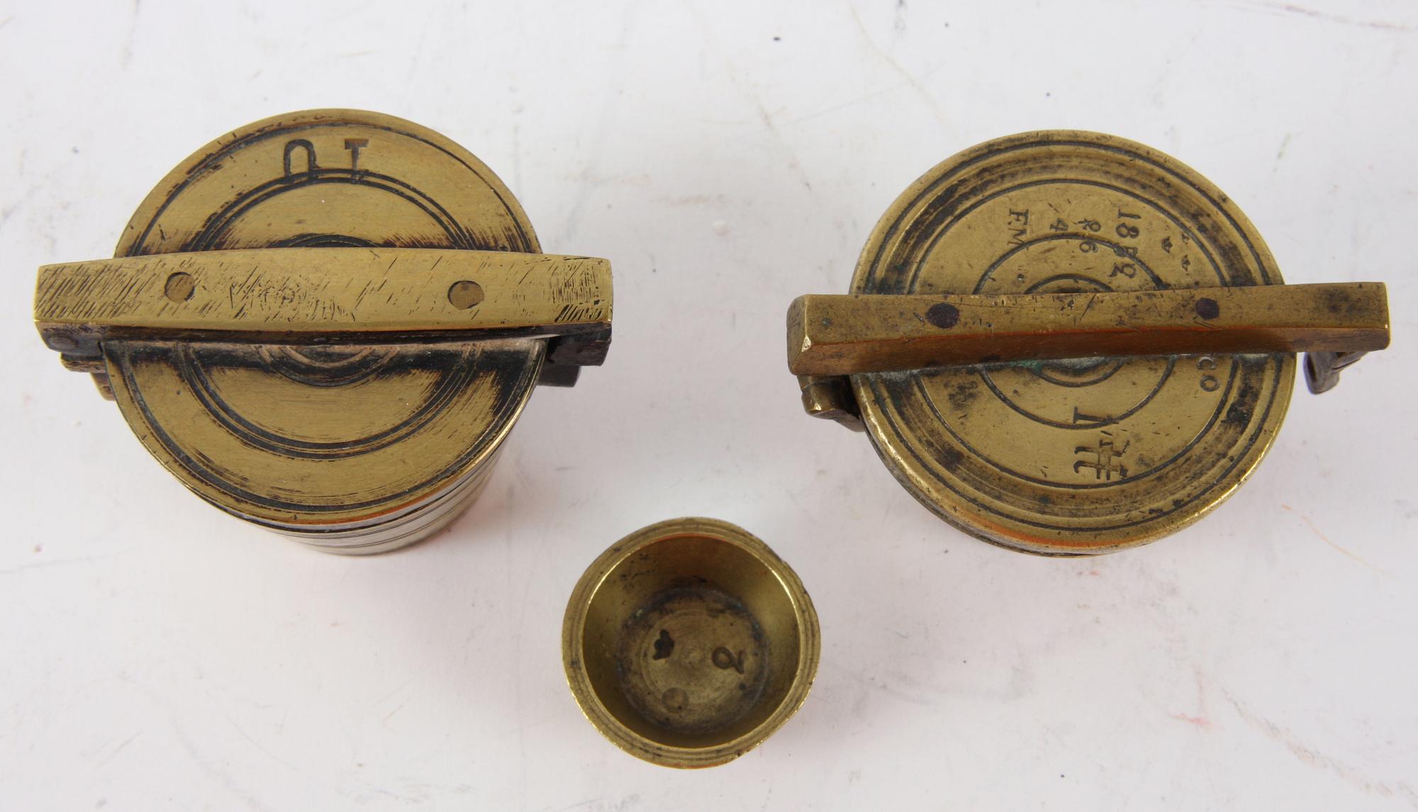 VIKTSATSER, 2 st, malm, 1800-tal.