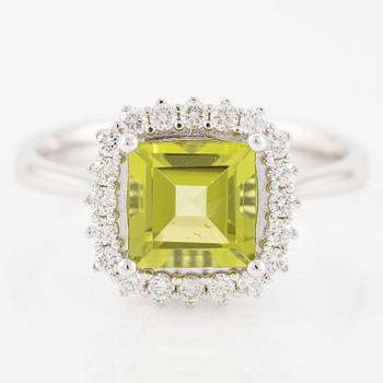 Ring 18K white gold with peridot and brilliant-cut diamonds.