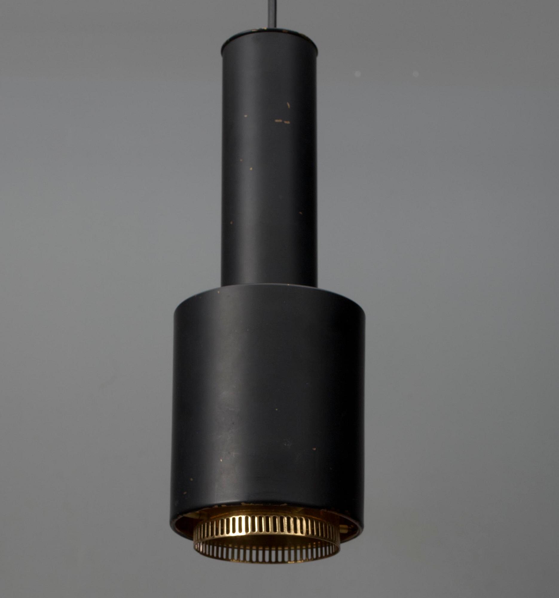 Alvar Aalto, TAKLAMPA, "Handgranat". Mässing, tillverkad av Valaistustyö Ky/ Louis Poulsen & Co a/s. Danmark. H 34.