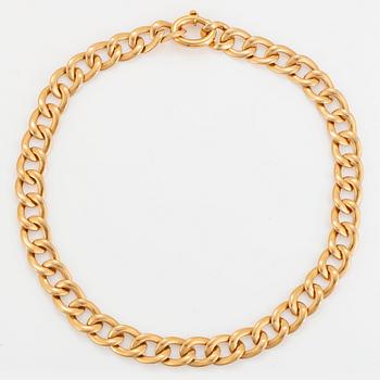 An 18K gold necklace.