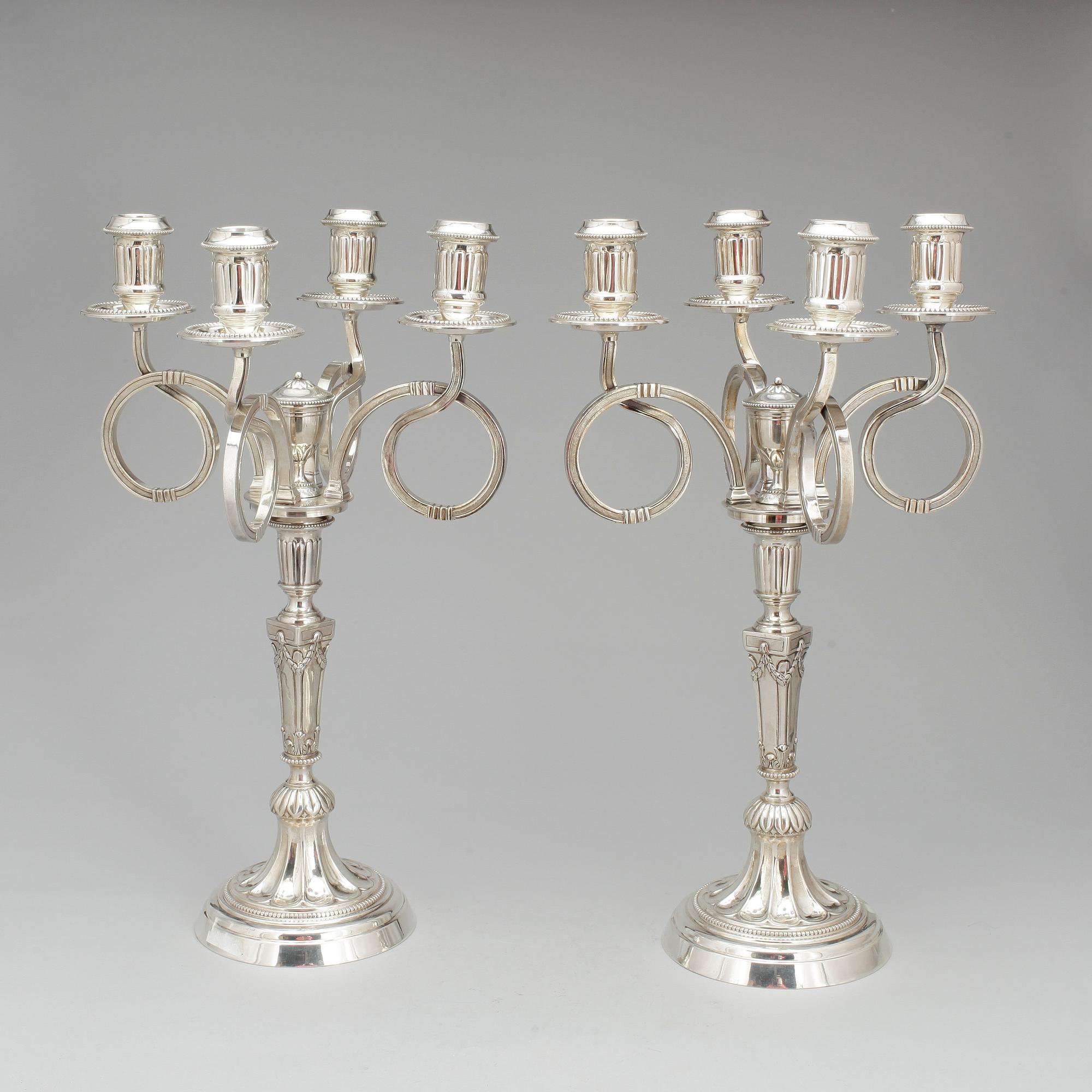 KANDELABRAR,  ett  par, silver, möjligen Nederländerna, Louis XVI stil, kring sekelskiftet 1900, vikt ca 4060 g.