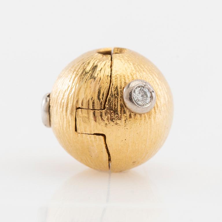 Ole Lynggaard, 18K gold clasp with round brilliant-cut diamonds.
