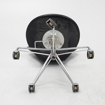 Arne Jacobsen, skrivbordsstol, "Sjuan", Fritz Hansen, Danmark, daterad 2004.