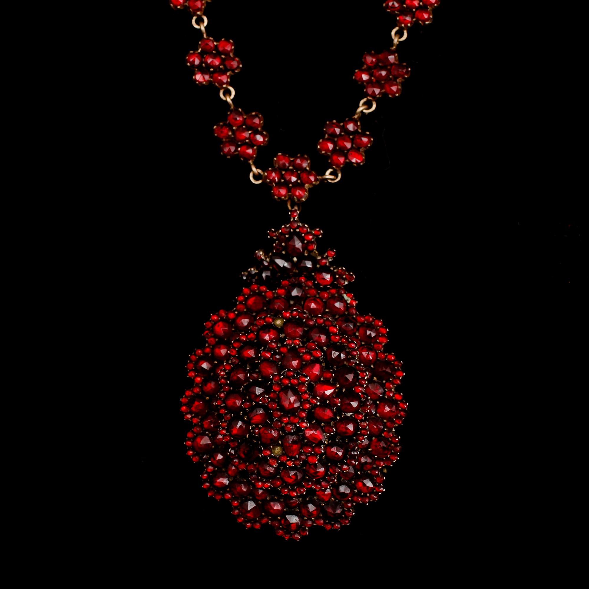 COLLIER MED HÄNGE, granater, sekelskiftet 1900.