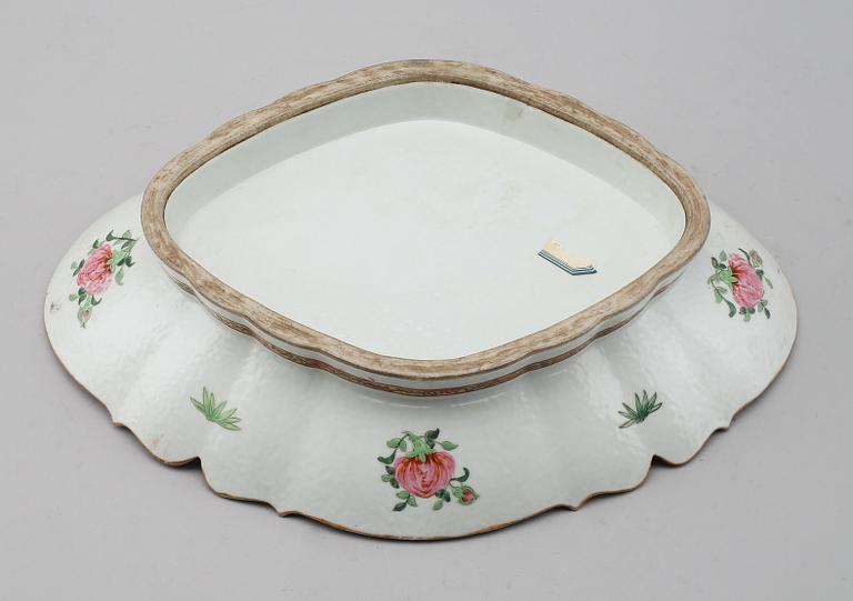 A CHINESE DISH, porcelain, China, Canton, 19th century.