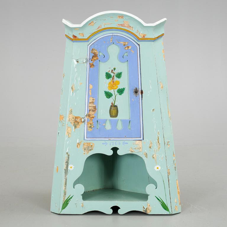 HÖRNSKÅP, allmoge, 1800-talets början.