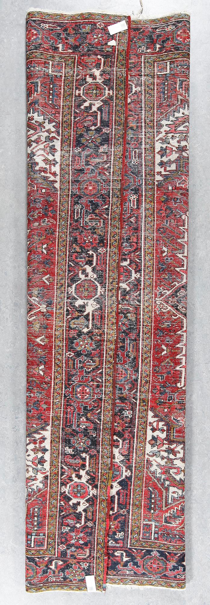 MATTA, Nordvästpersisk sannolikt Heris, ca 291x189 cm.