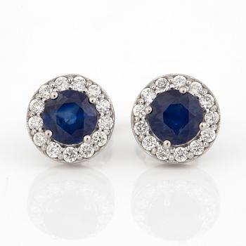 ÖRHÄNGEN, ett par, med blandslipade safirer och diamanter.