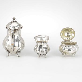 SERVIS, 3 delar, silver, nyrokoko, 1900-talets första hälft. Vikt ca 1169 gram.