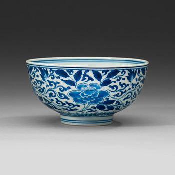 11. A blue and white bowl, Qing dynasty Kangxi (1662-1722). With Kangxis six characters mark and of the period.