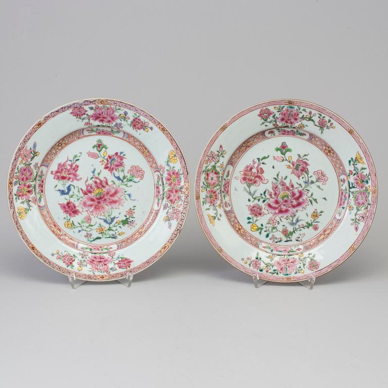 A pair of famille rose export porcelain plates, Qing dynasty, Qianlong (1736-95).