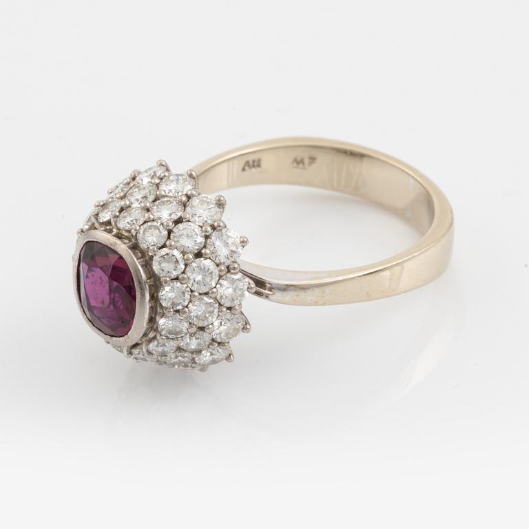 Ring 18K gold with a faceted ruby and round brilliant-cut diamonds.
