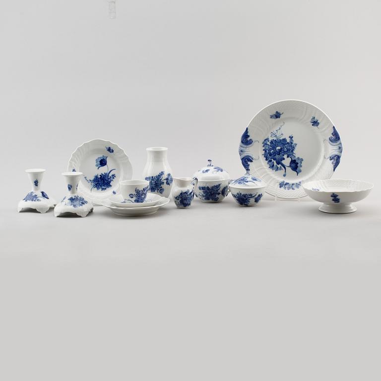 SERVISPORSLIN, 31 delar, porslin, " Blå Blomst", Royal Copenhagen.