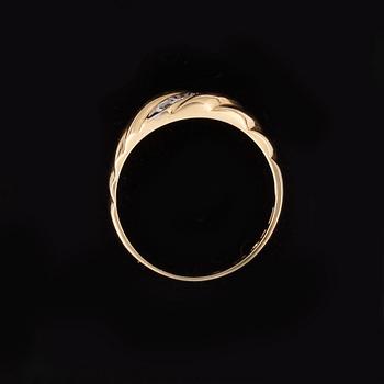 RING, 18k guld med små diamanter. Vikt 3,1g.