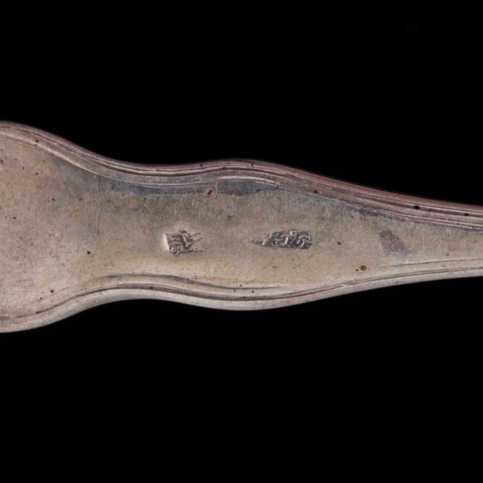 ATERIMIA, 26 osaa, hopeaa, veitsissä metalliterät, todenn. vuosisadanvaihde 1800/1900. Yht. paino 1919 g.
