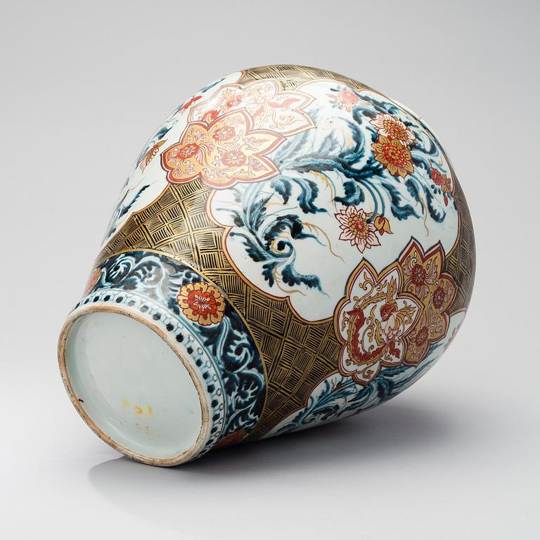 LATTIAUURNA, posliini, Imari Japani 1700-luku.