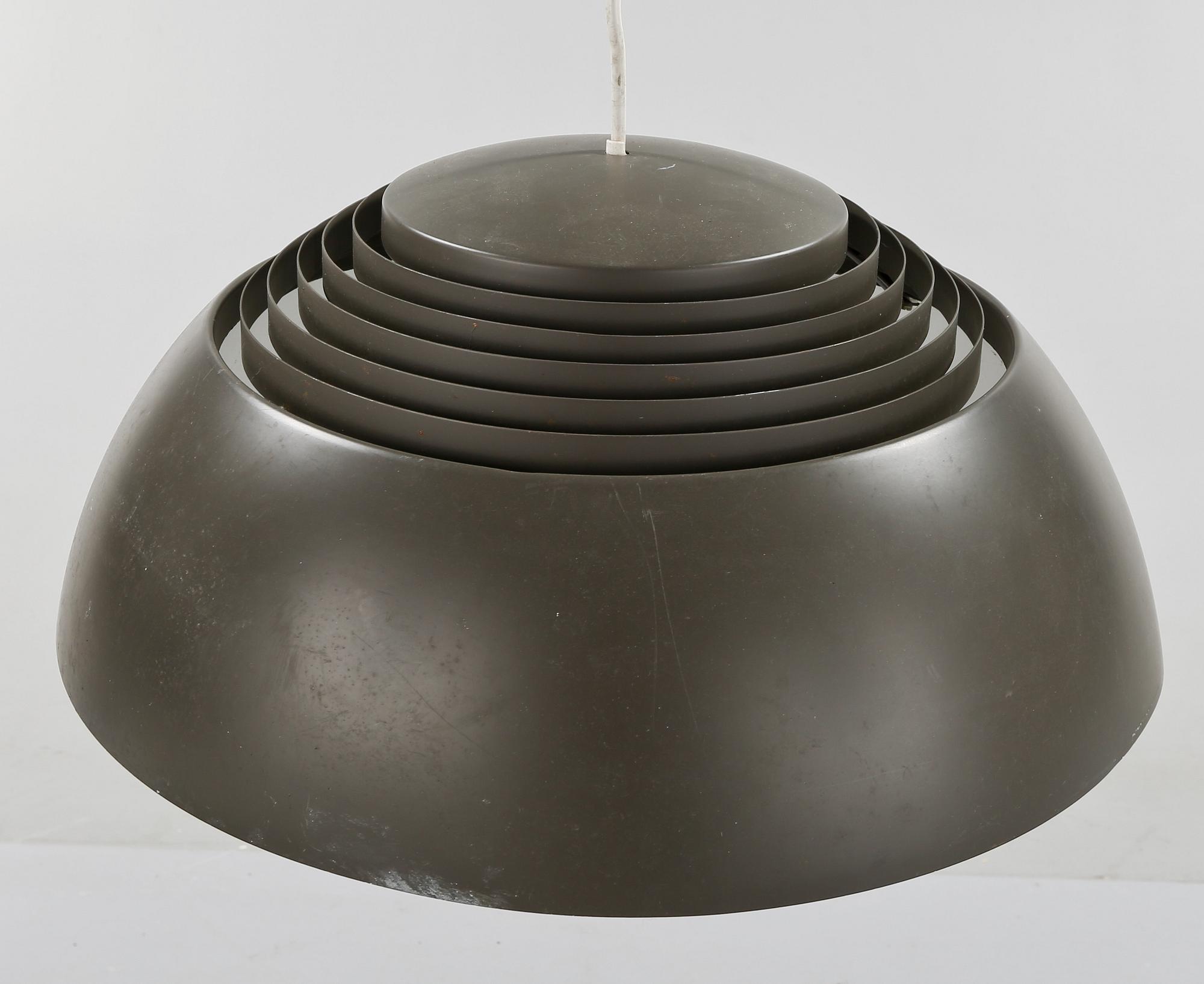 TAKLAMPA, "AJ Pendel", Arne Jacobsen för Louis Poulsen, 1900-talets andra hälft. Höjd ca 25 cm.