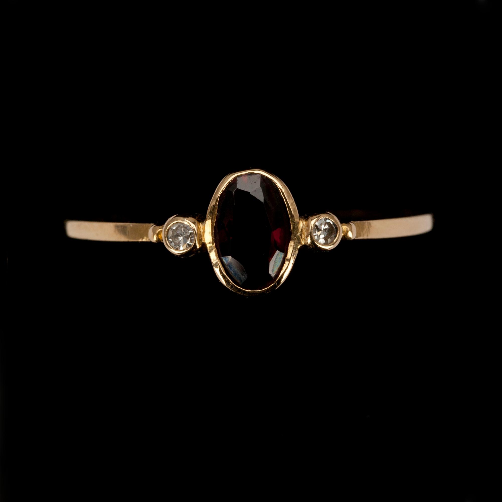 RING, guld 14K, granat, 2 st, 8/8-kantslipade diamanter. Vikt 1,2 g.
