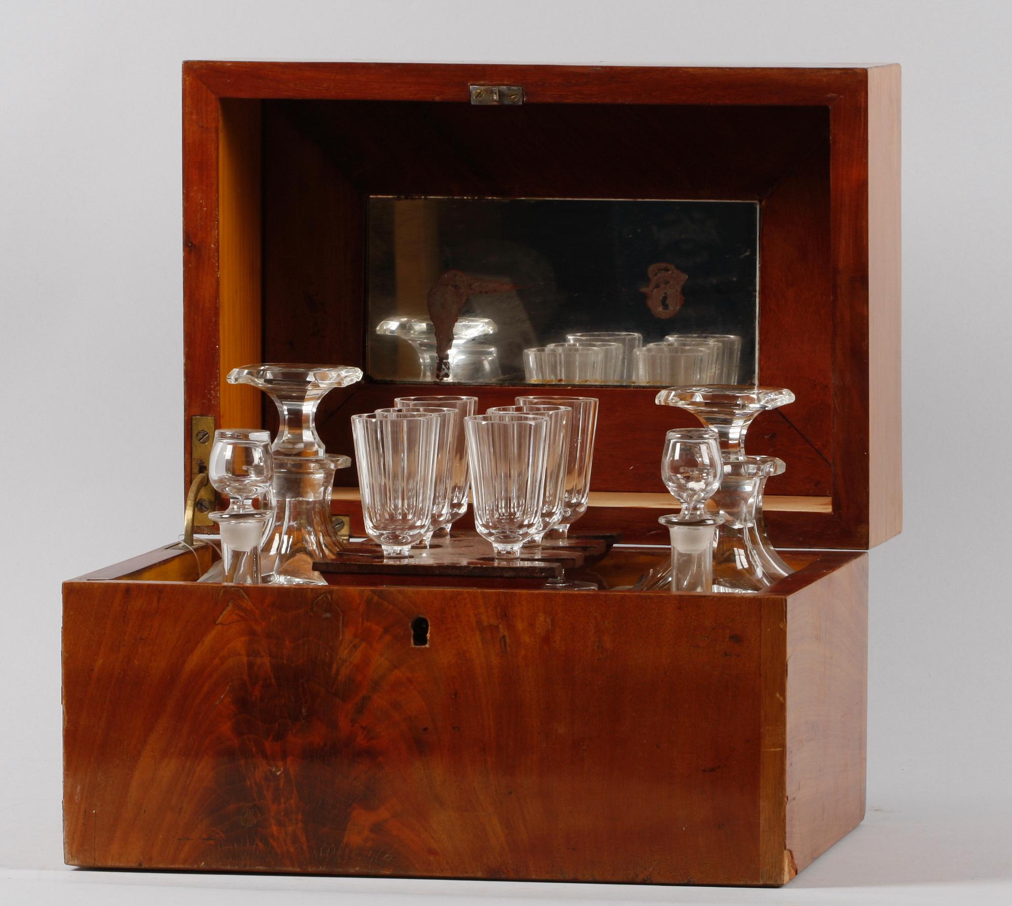 SCHATULL, med glas.