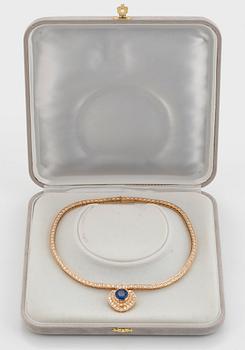 An 18K gold necklace set with a faceted sapphire ca 8.00 cts and round brilliant-cut diamonds.