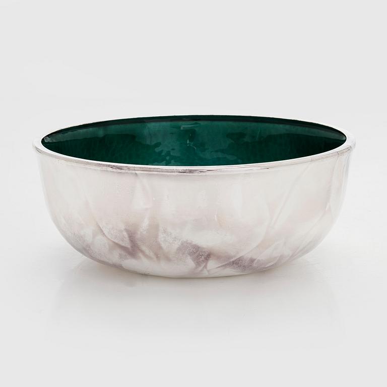 A. Tillander, skål, sterlingsilver och emalj, Åbo 2005.