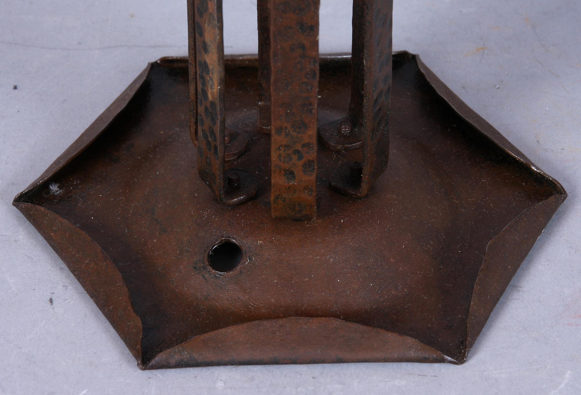 BORDSLAMPA, patinerat smidesjärn, jugend, 1900-talets första kvartal.