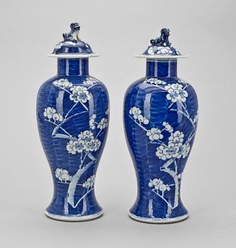 VASER, ett par, porslin, Kina 1800-tal.