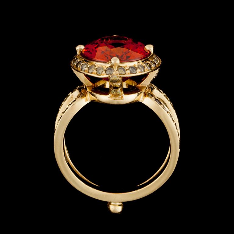 RING, 18K guld, hessonit granat, bruna diamanter. Temple St Claire. Vikt ca 10,4 g.