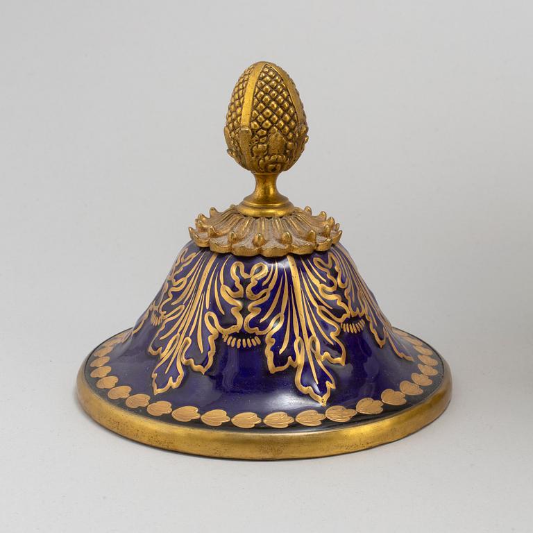PRAKTURNA, porslin, brons, Sevresliknande märke, 1900-talets första hälft.