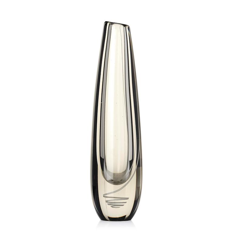 Gunnel Nyman, a "Serpentine" glass vase, Nuutajärvi, Notsjö, Finland 1960.