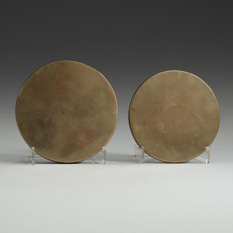 SPEGLAR, två stycken, brons. Sen Qing dynasti.